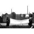 Donne impegnate nelle faccende domestiche al Villaggio Profughi di Alessandria, 1959 ca.